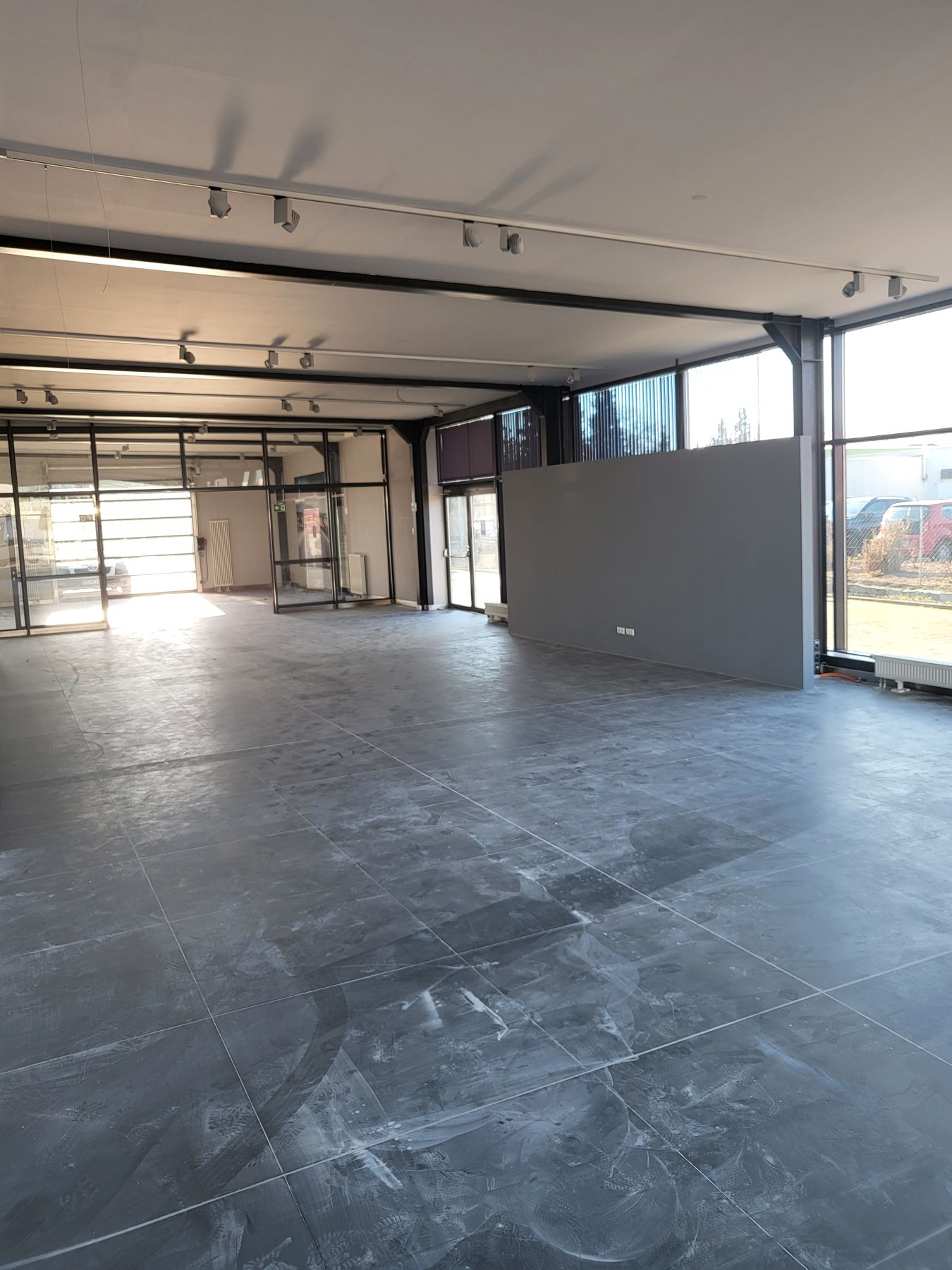 Gereinigte Gewerbefläche mit großer Fensterfront
