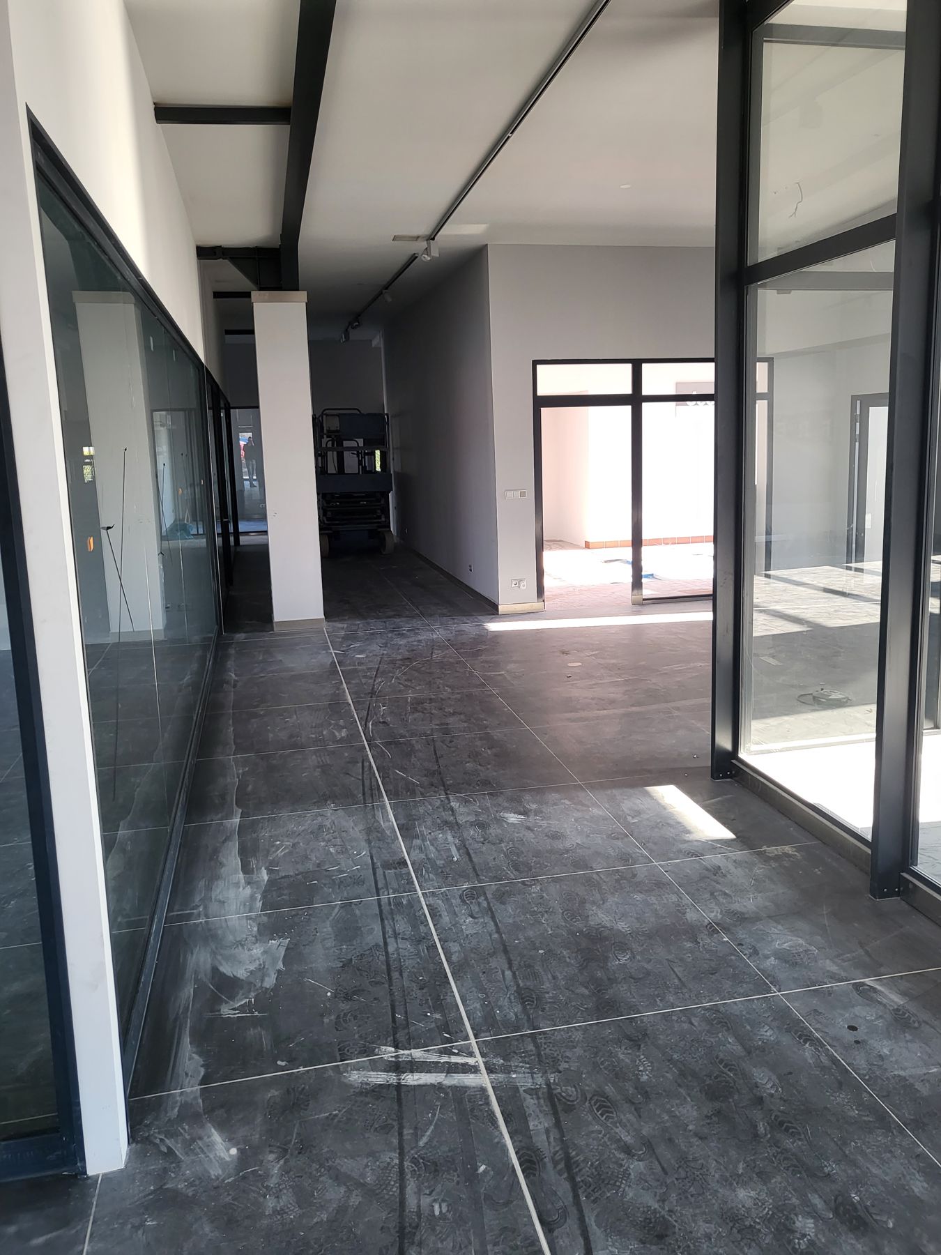 Neue Gewerbefläche mit Glasfront während der Bauabschlussreinigung