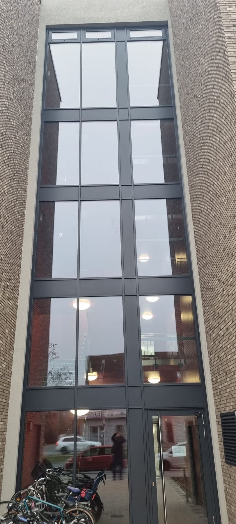 Gereinigtes Treppenhausfenster über mehrere Etagen