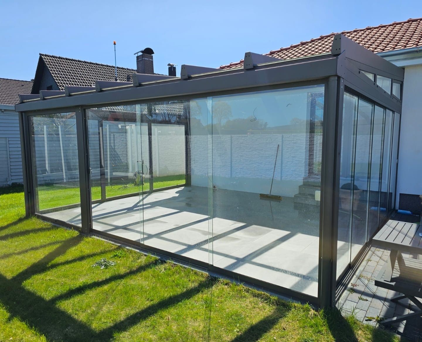 Gereinigter Wintergarten an einem Wohnhaus
