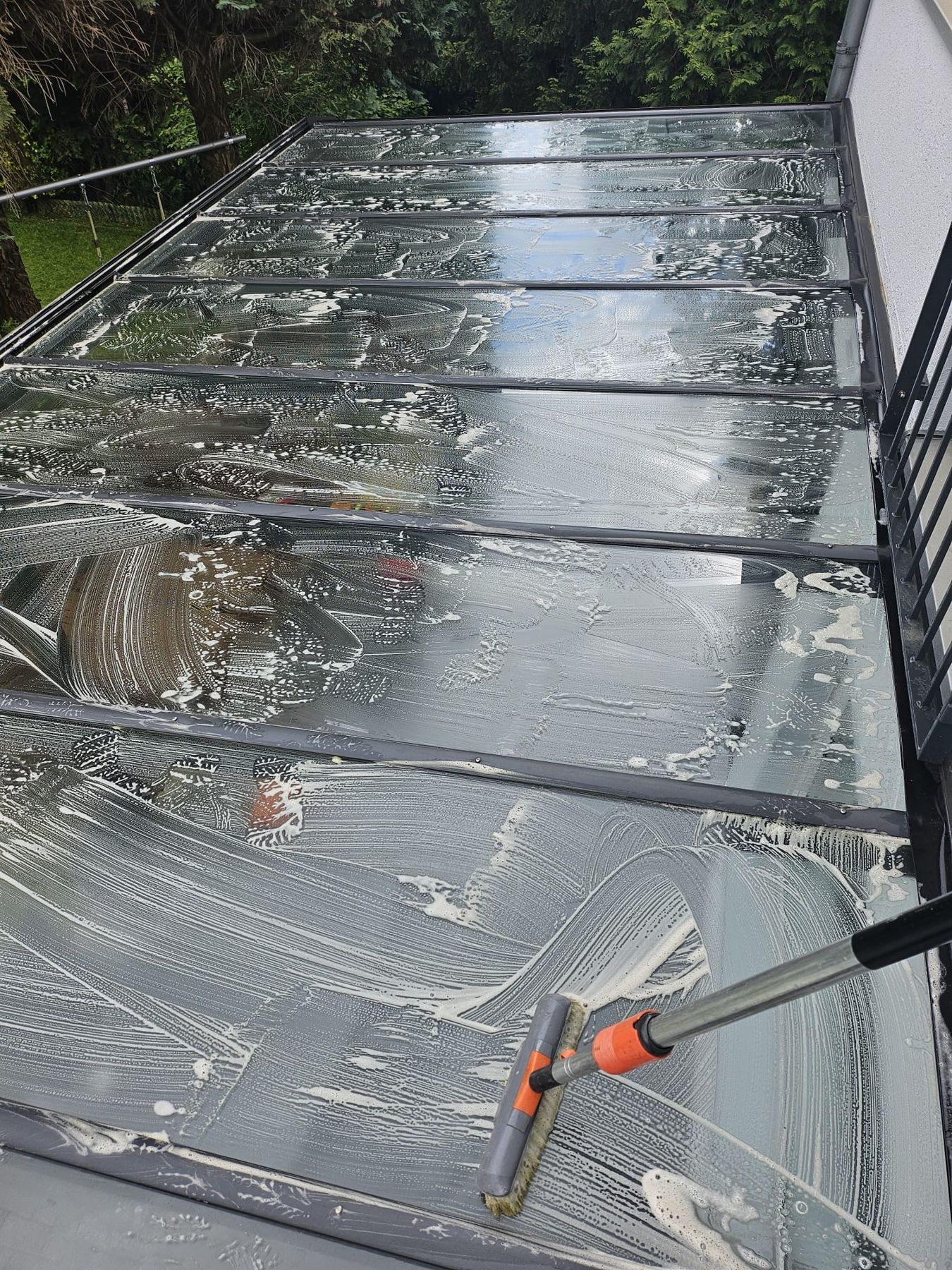 Reinigung eines Glasdachs mit Einwascher