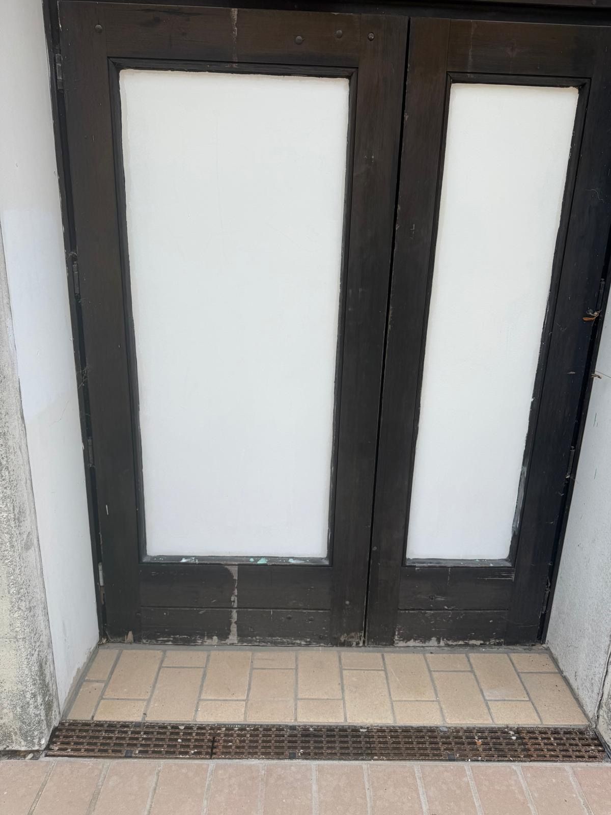 Dieselbe Tür nach der Graffitientfernung