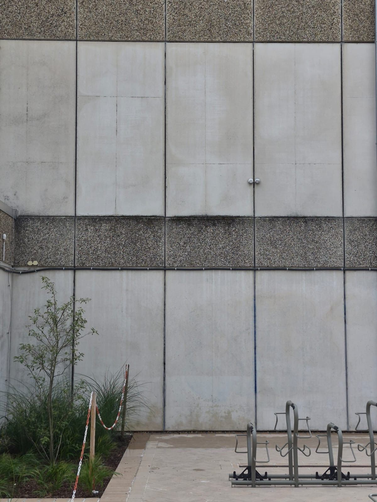 Dieselbe Betonfassade nach der Graffitientfernung