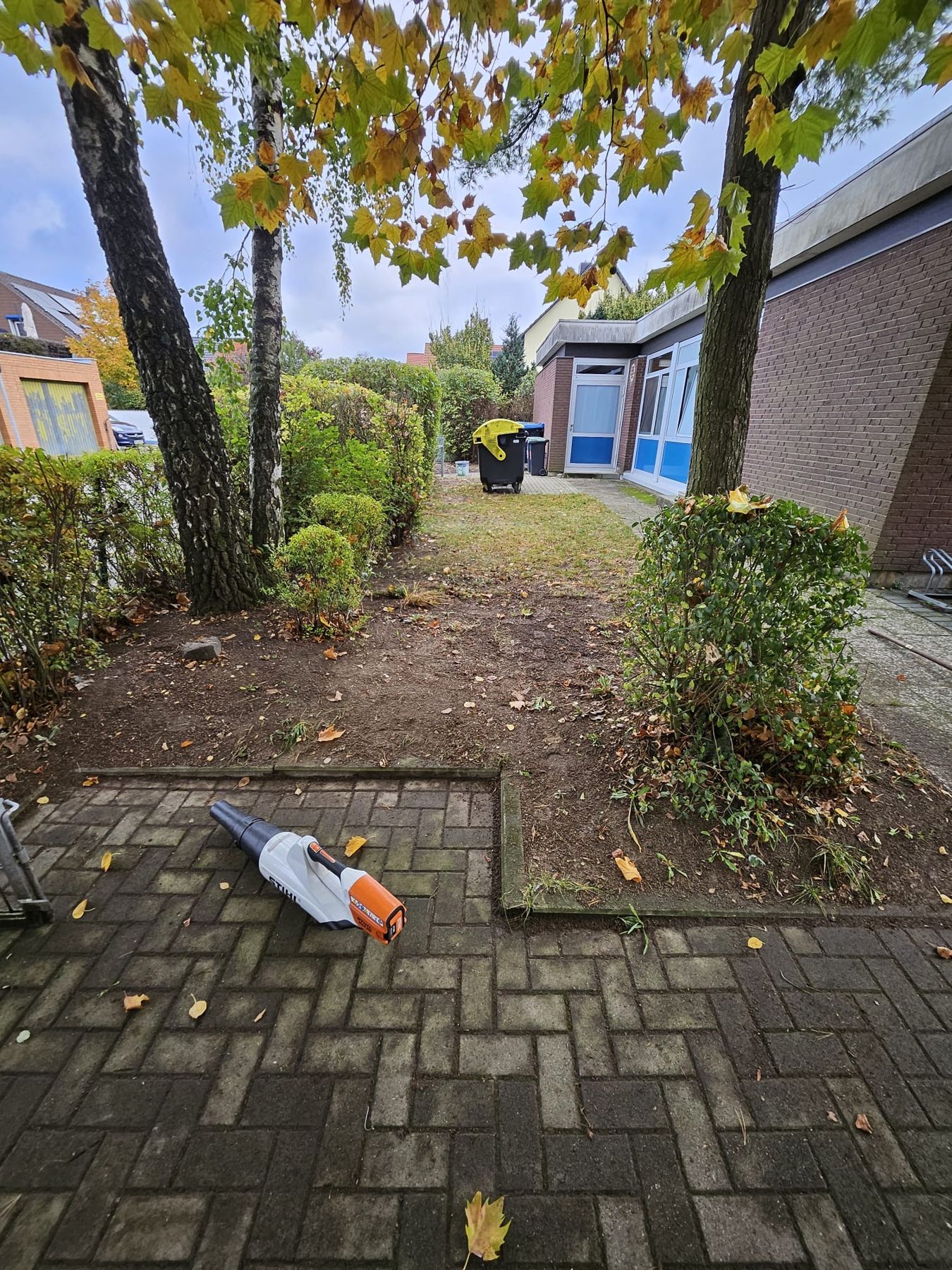 Gereinigte Pflasterfläche vor einem Gebäude