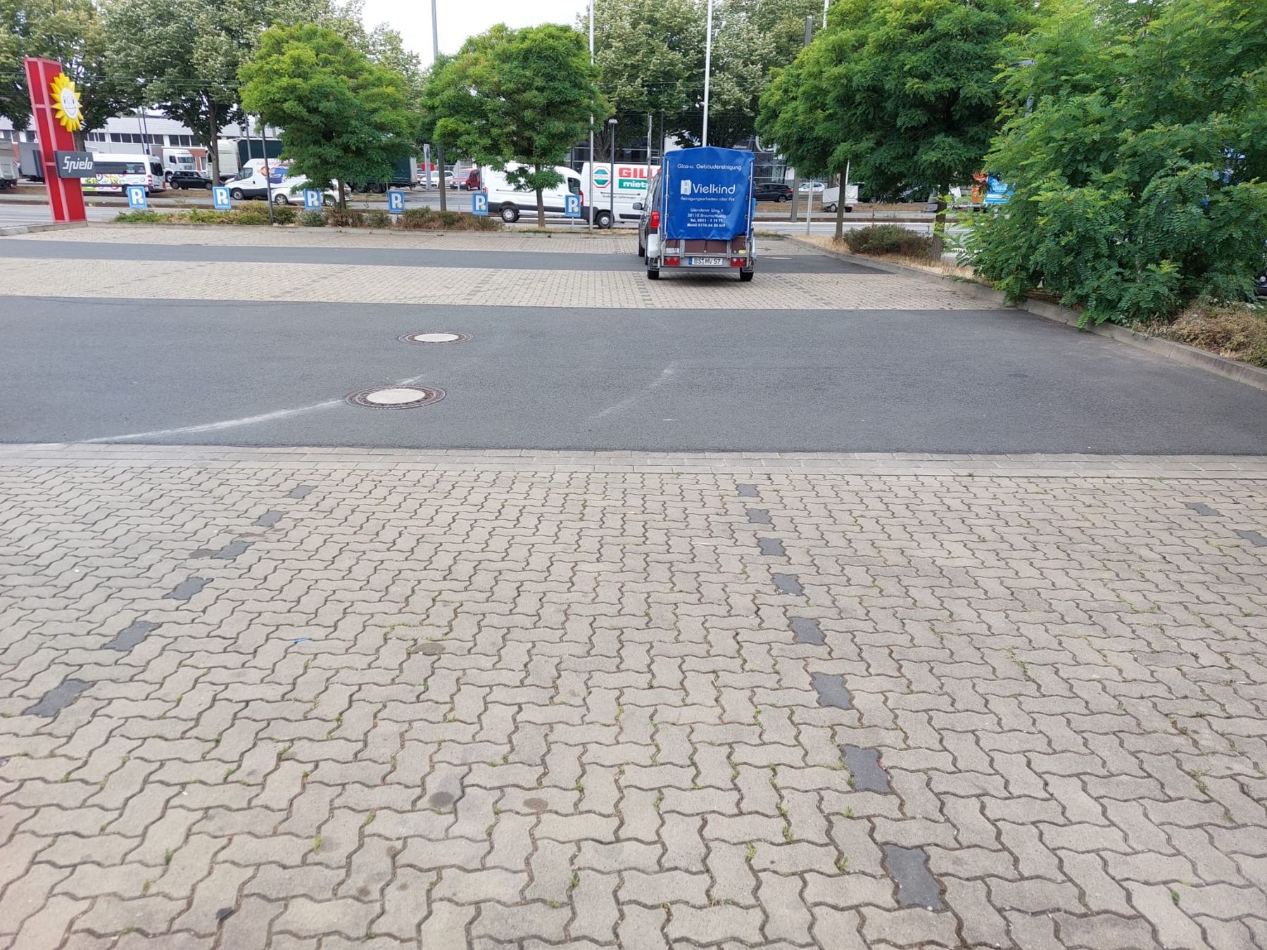 Gewerbliche Pflasterfläche während der Reinigung