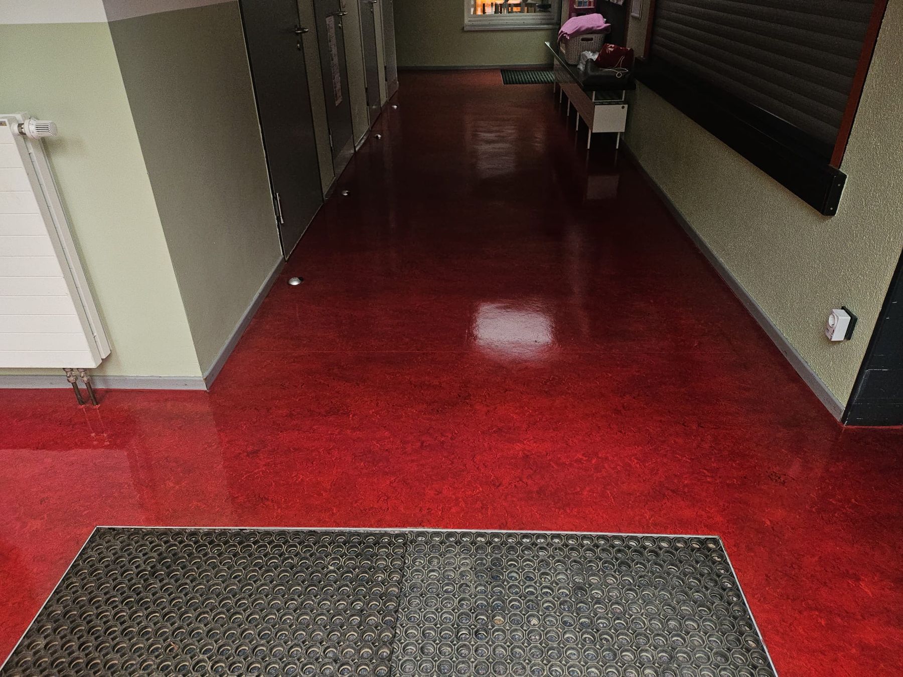 Roter Linoleumboden mit frischer Beschichtung