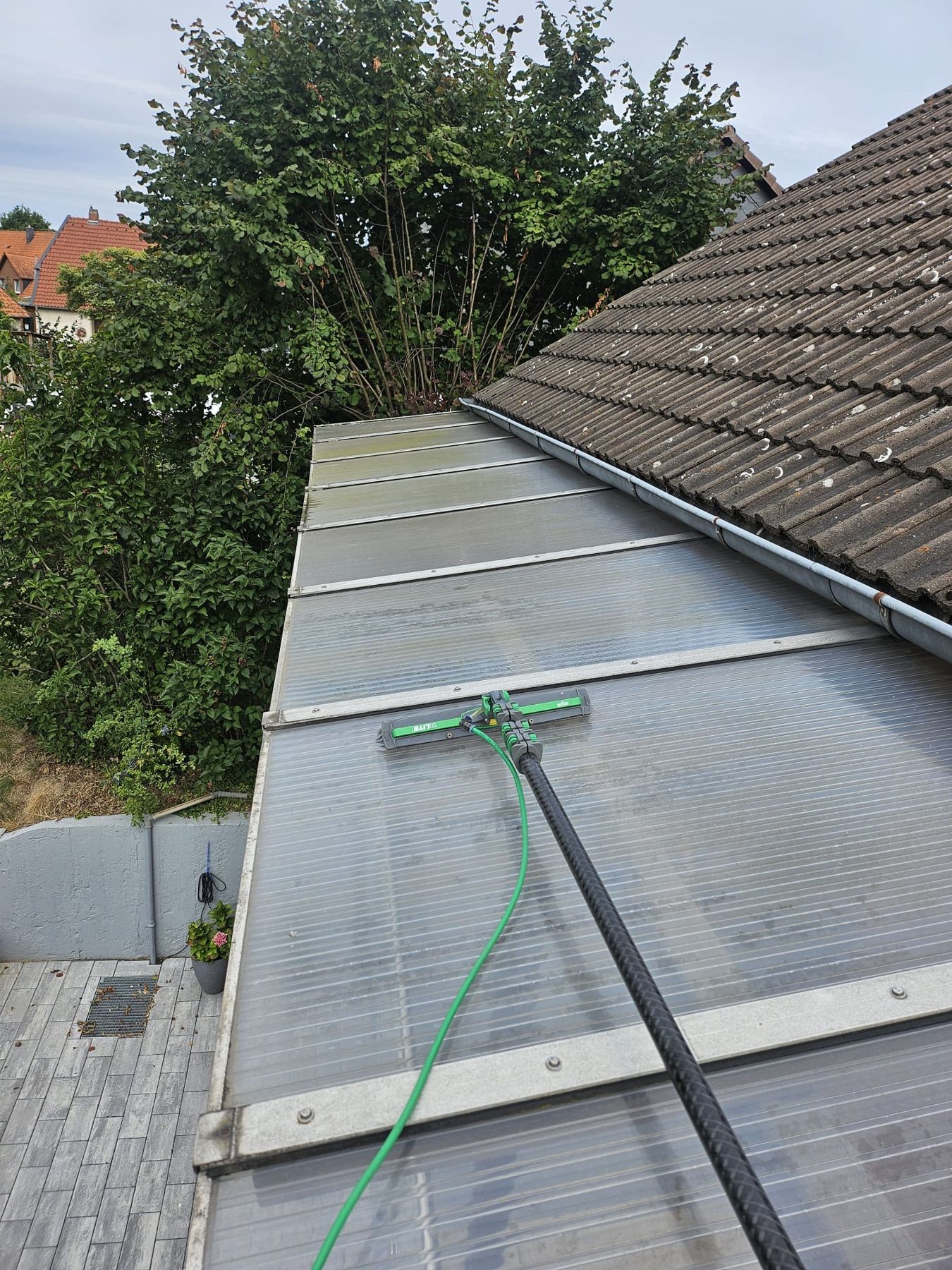 Reinigung eines Glasdachs mit aufbereitetem Wasser im Osmoseverfahren