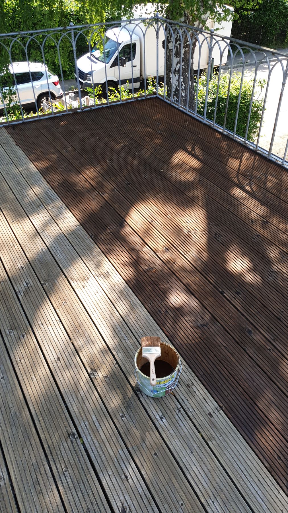 Holzterrasse während der Einpflege mit Holzöl