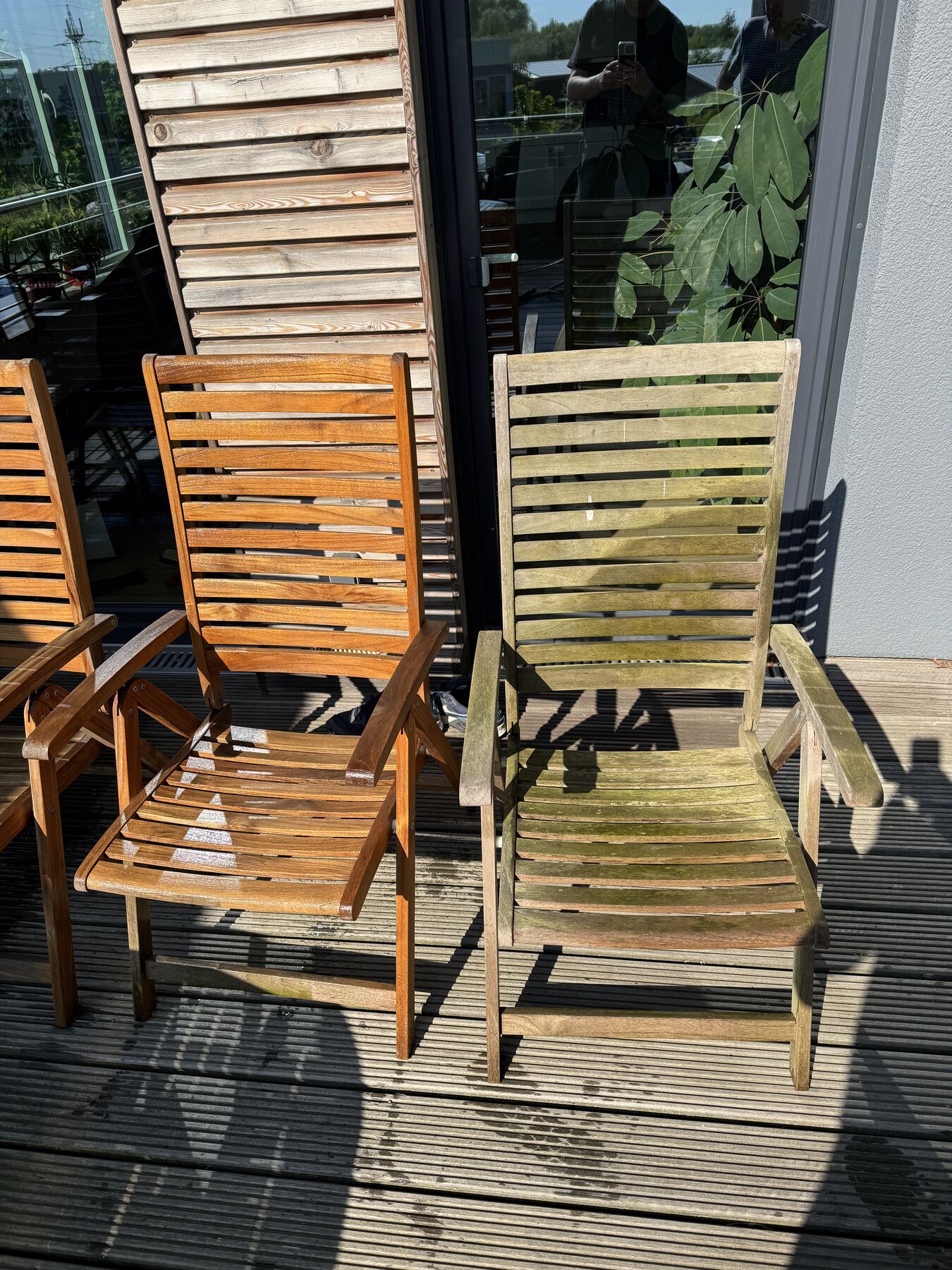 Holz-Gartenstühle vor und nach der Holzpflege im direkten Vergleich