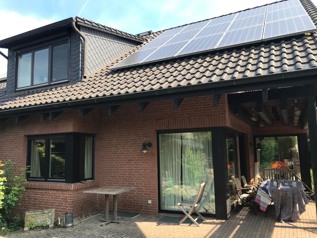 Wohnhaus mit Solaranlage auf dem Dach