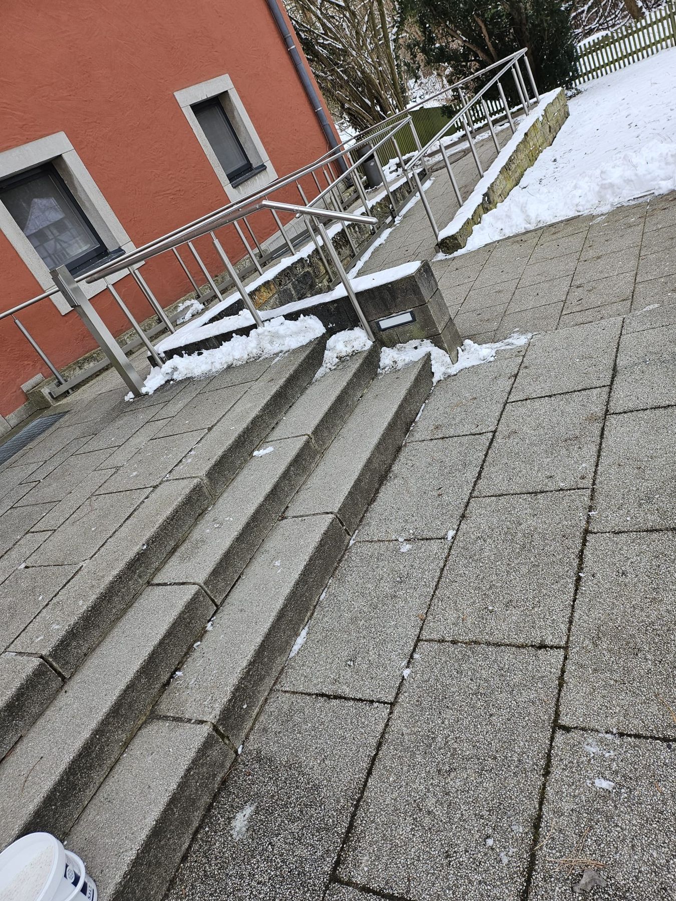 Geräumte und gestreute Treppe mit Rampe